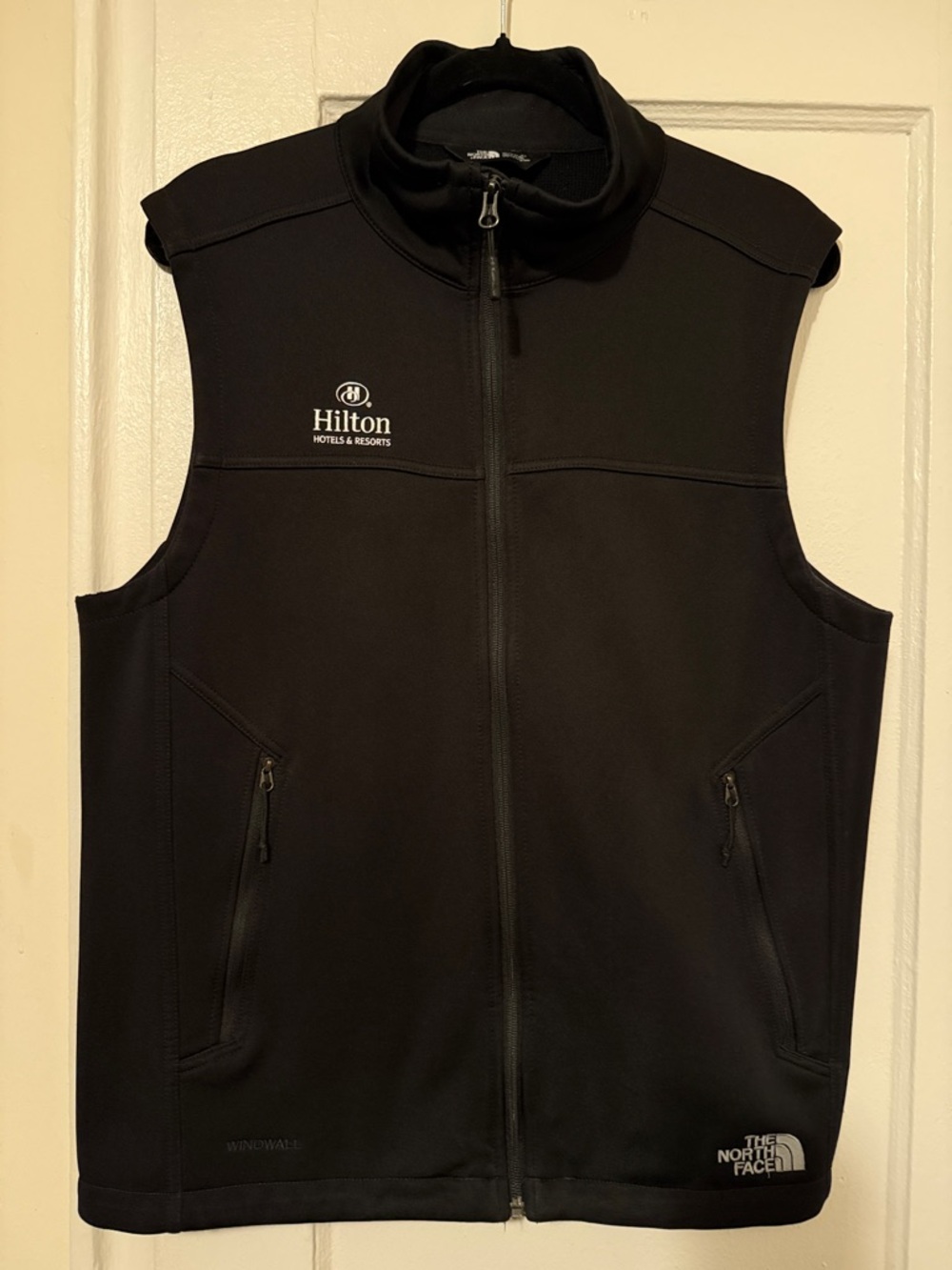Hilton Hotels & Resorts x The North Face WindWall® Softshell Vest – Black (M)